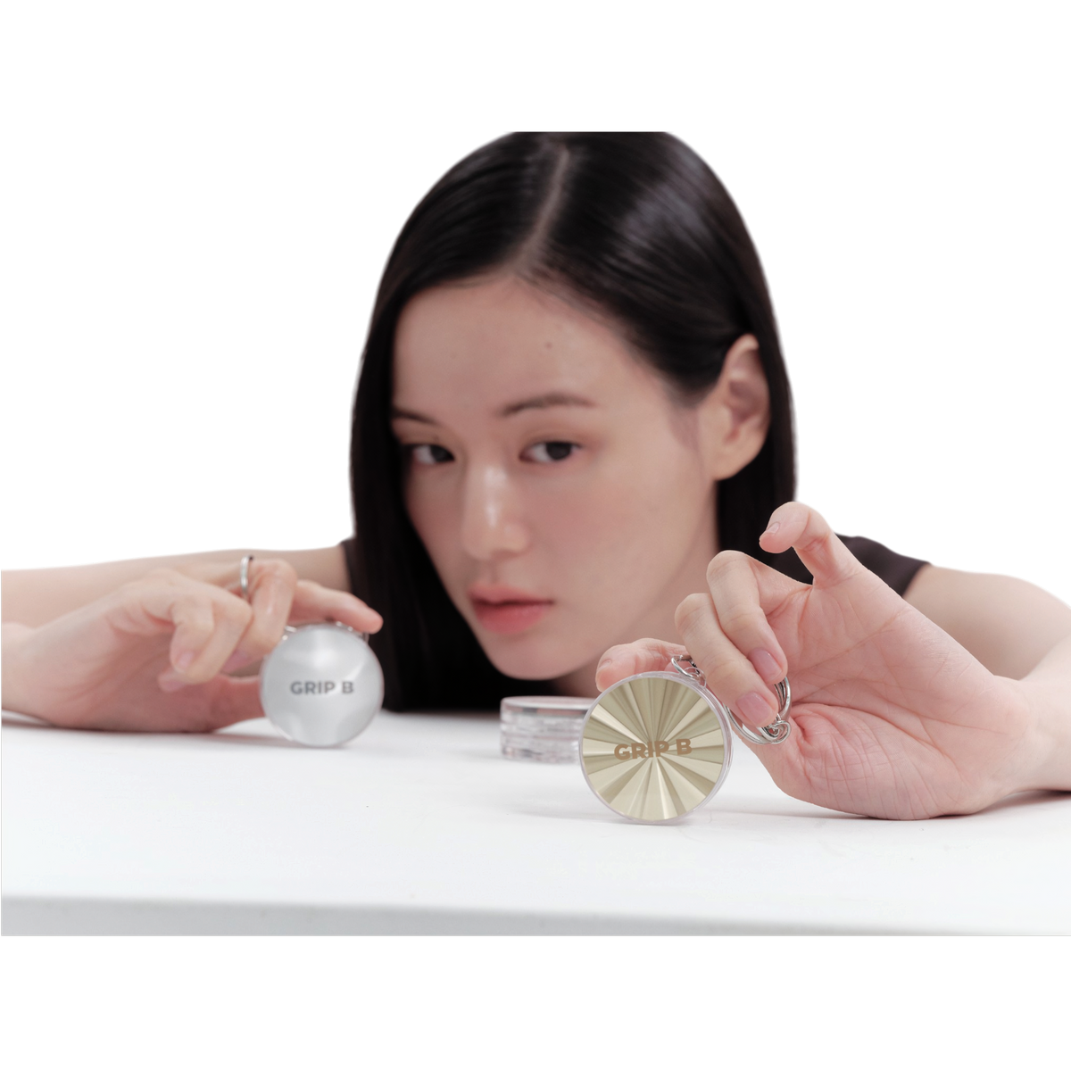 그립비 룬 플러스 오로라 실버·프리즘 골드 모델 연출 사진
